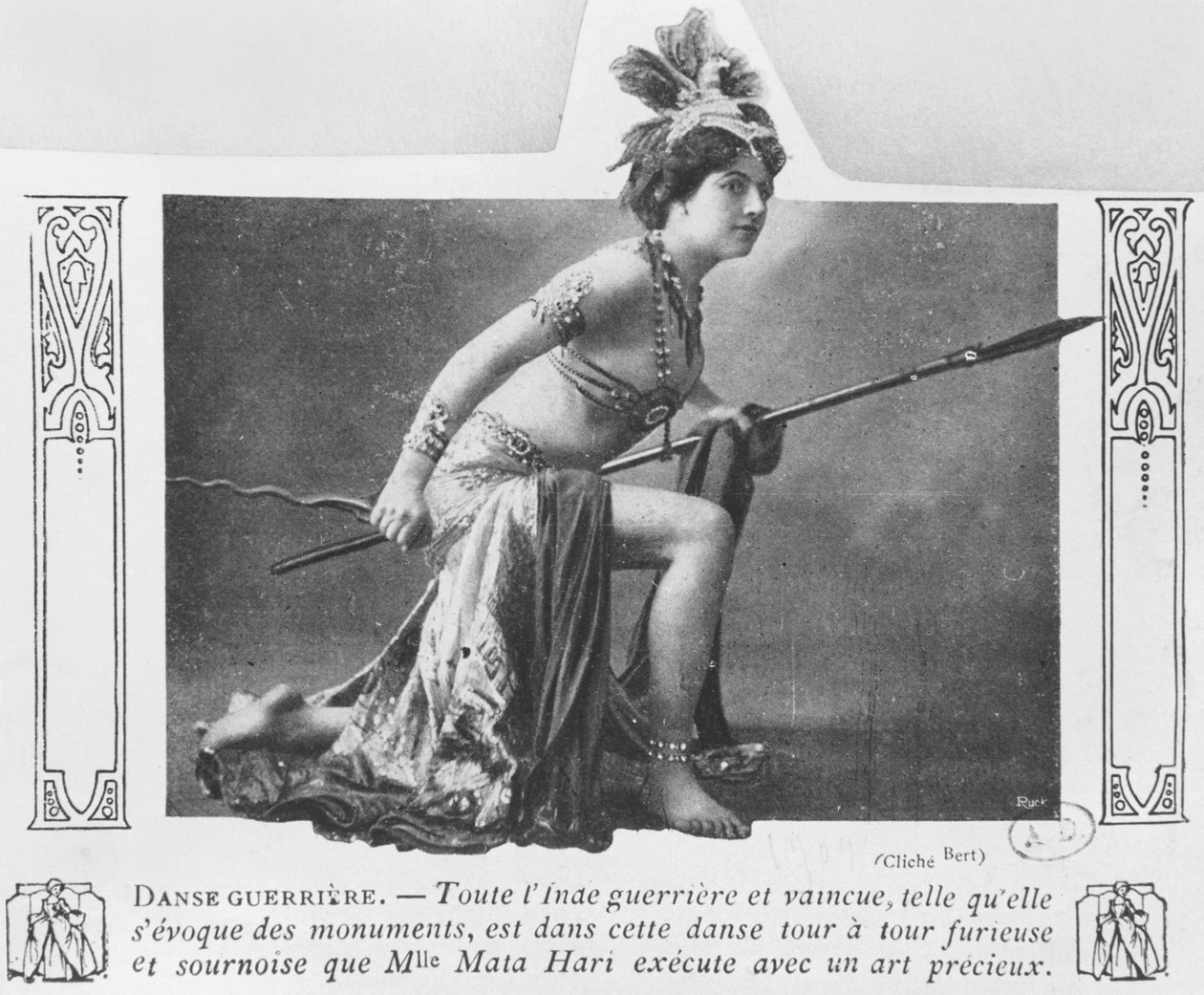 Mata Hari in een oorlogsdans, begin 20e eeuw door A. Bert