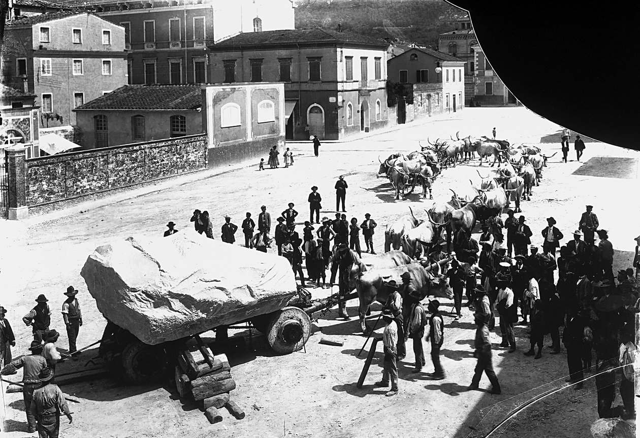 Carrara: talrijke ossen trekken een wagen geladen met een enorm marmerblok uit de Apuane steengroeven door A. Corsini