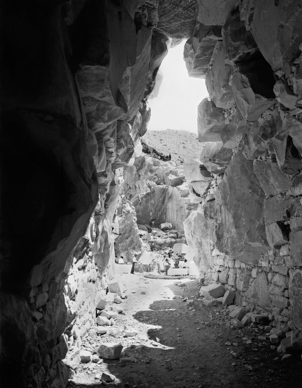 Gravers aan het werk in een marmergroeve in de Apuane Alpen, Toscane door A. Corsini