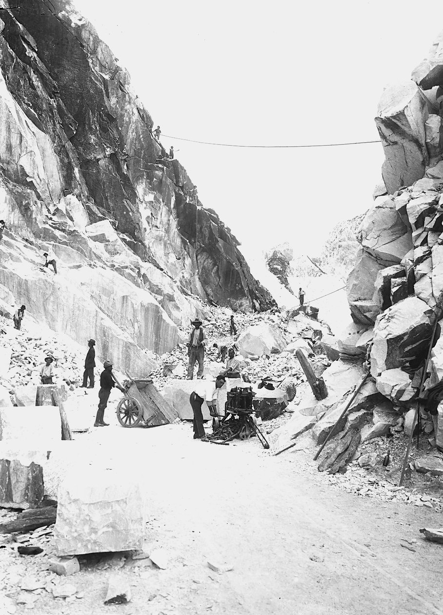 Graafmachines aan het werk in een marmergroeve in de Apuane Alpen, Toscane door A. Corsini