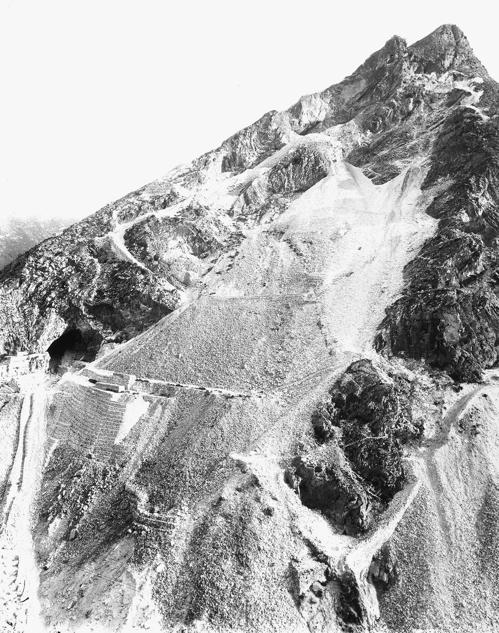 De kliffen van een marmergroeve, in de Apuanische Alpen (zw/w foto) door A. Corsini