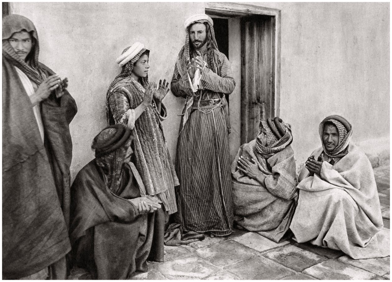 Een mullah die een gebed leert aan een jonge man, Irak, 1925 door A. Kerim