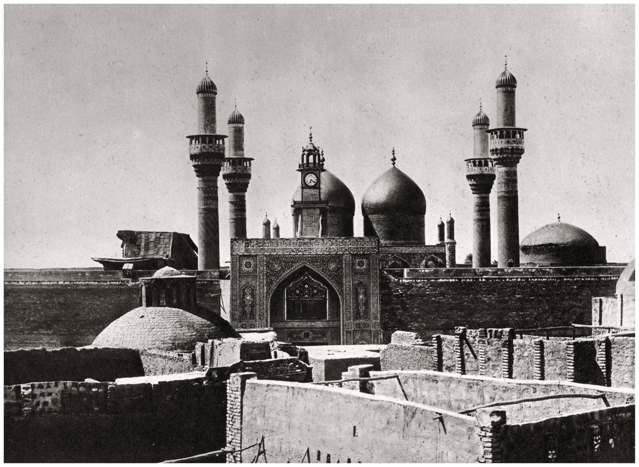 De gouden koepels en minaretten van de al-Kadhimiya Moskee, Bagdad, Irak, 1925 door A. Kerim