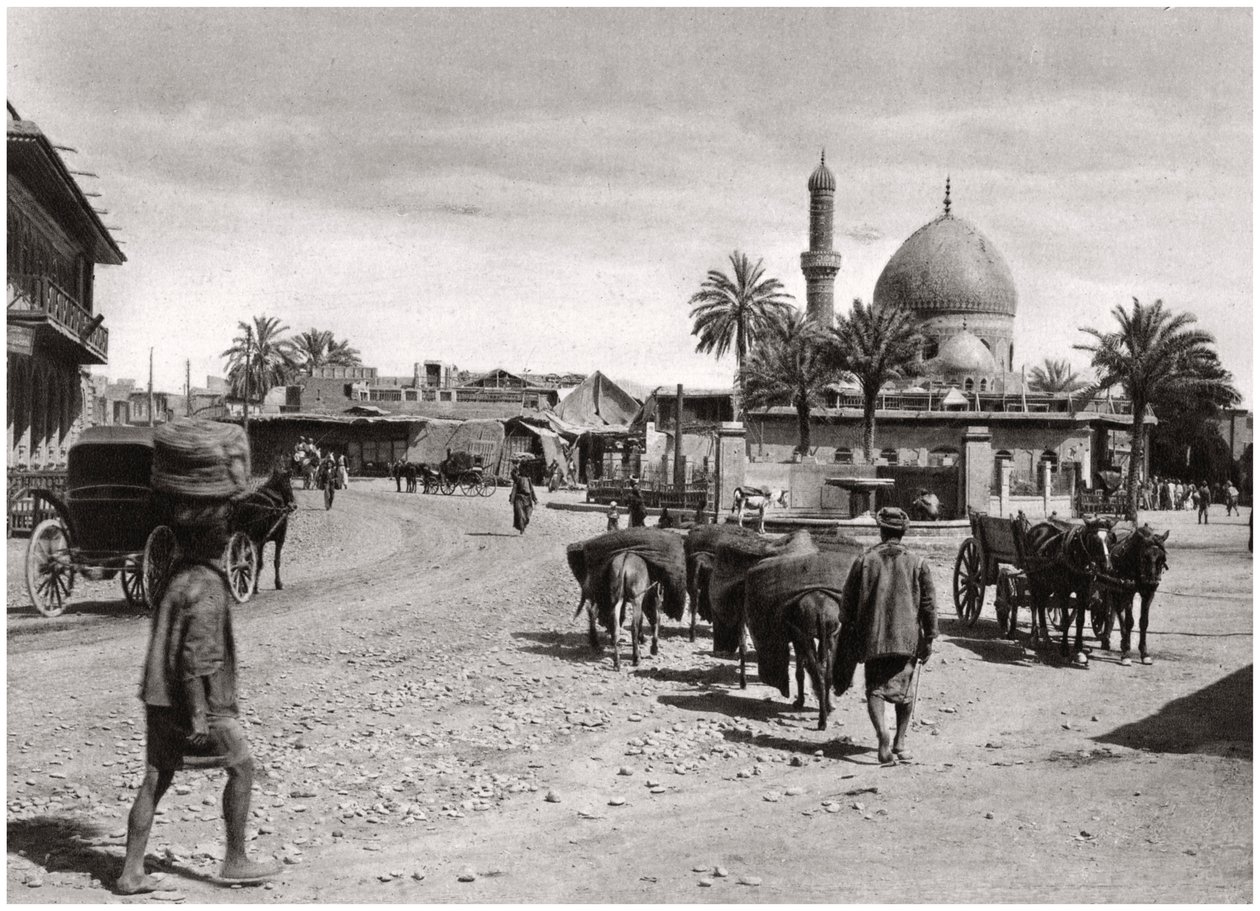 Uitzicht op een straat vanaf de Noordpoort, Bagdad, Irak door A. Kerim