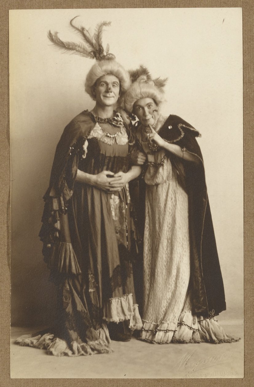 [Man en vrouw in kostuum, met gevederde hoeden]. door A. Louis Mojonier