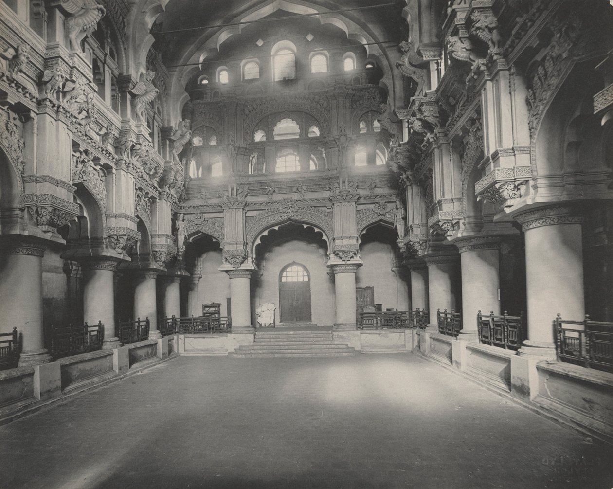 Ingang tot het paleis van Torumal Paiks door A. W. A. Plâté Studio