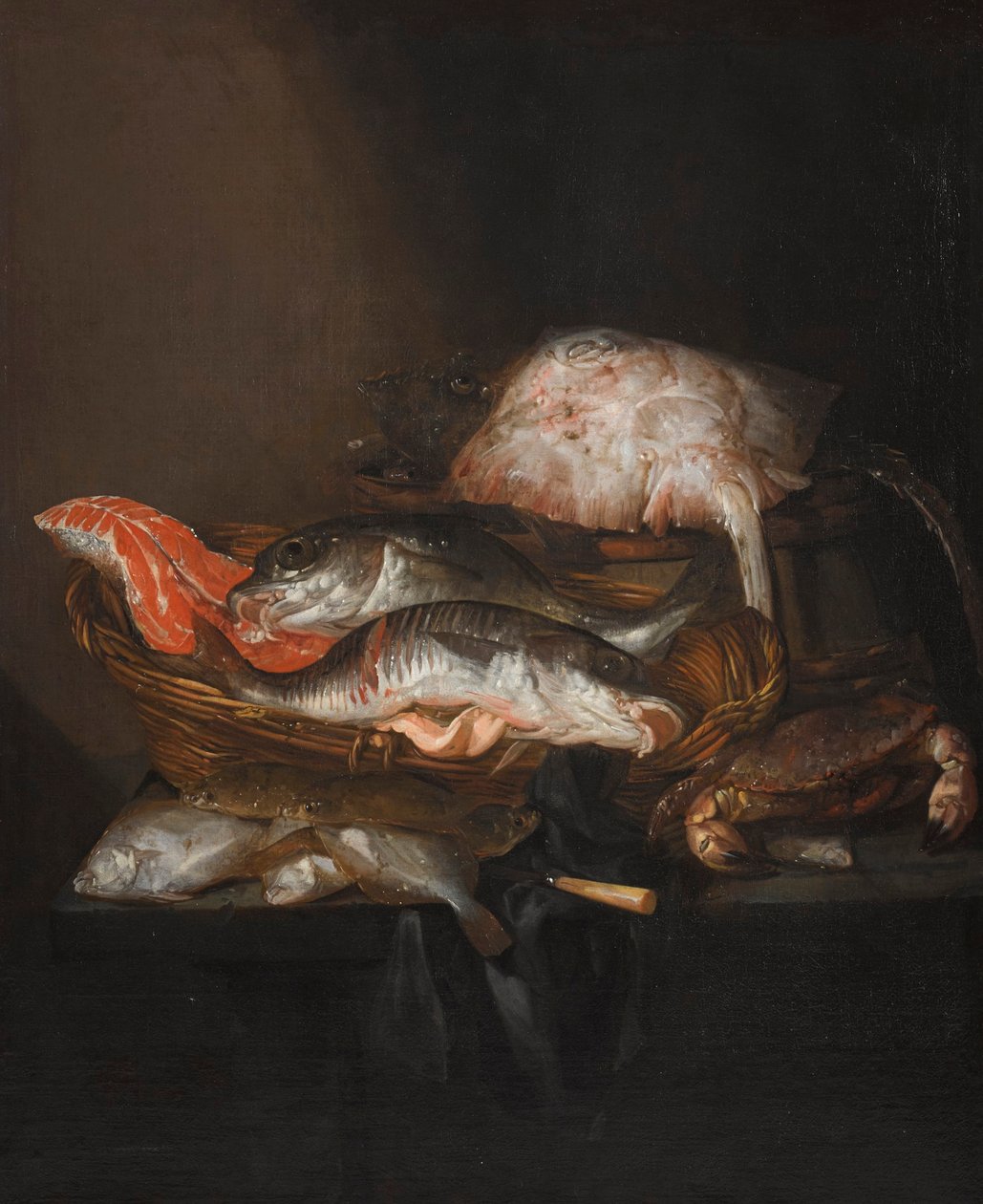 Nederlands: Visstilleven Stilleven met een rog op een ton, een zalmmoot, een snoekbaars en een koolvis in een mand, met bot, een mes en een krab op een gedrapeerde tafel door Abraham van Beijeren