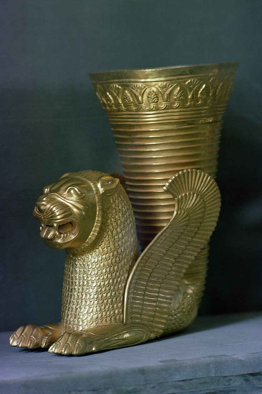 Rhyton in de vorm van een zittende leeuw-monster, uit Hamadan, Iran door Achaemenid