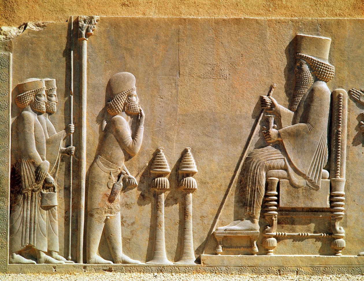 Een Medische officier brengt hulde aan koning Darius I (c.550-486 v.Chr.) uit de Schatkamer, c.515 v.Chr. door Achaemenid