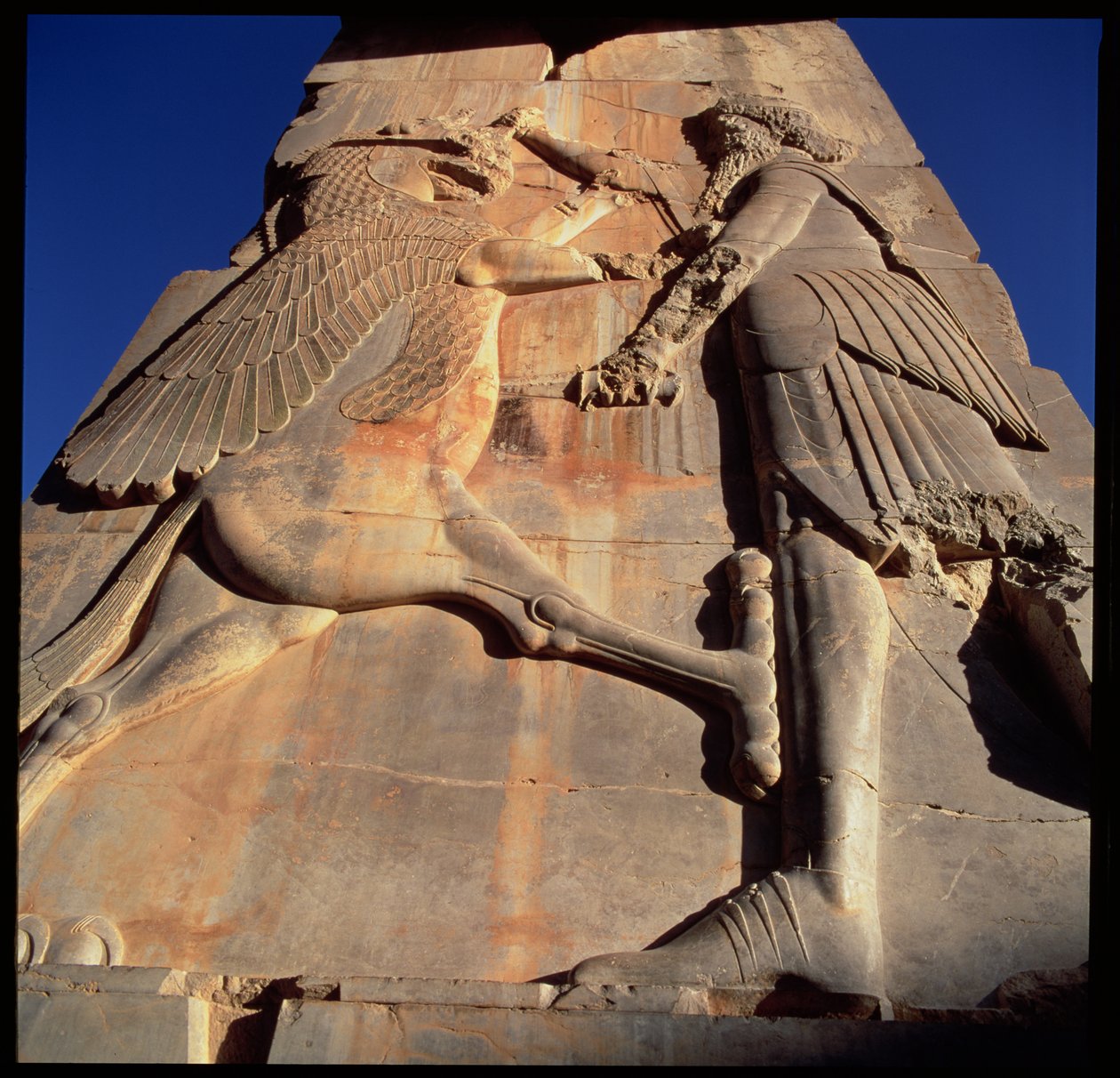 Geïdealiseerde held-koning, vermoedelijk Xerxes, steekt een monster neer (detail) door Achaemenid