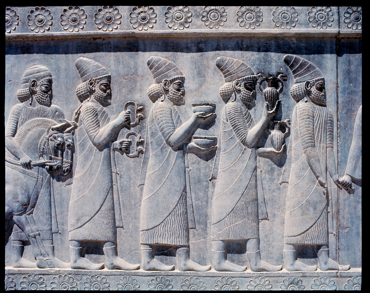 Zicht op de reliëfs van oostelijke trappen: Assyrische ambassadeurs brengen offers en geschenken door Achaemenid