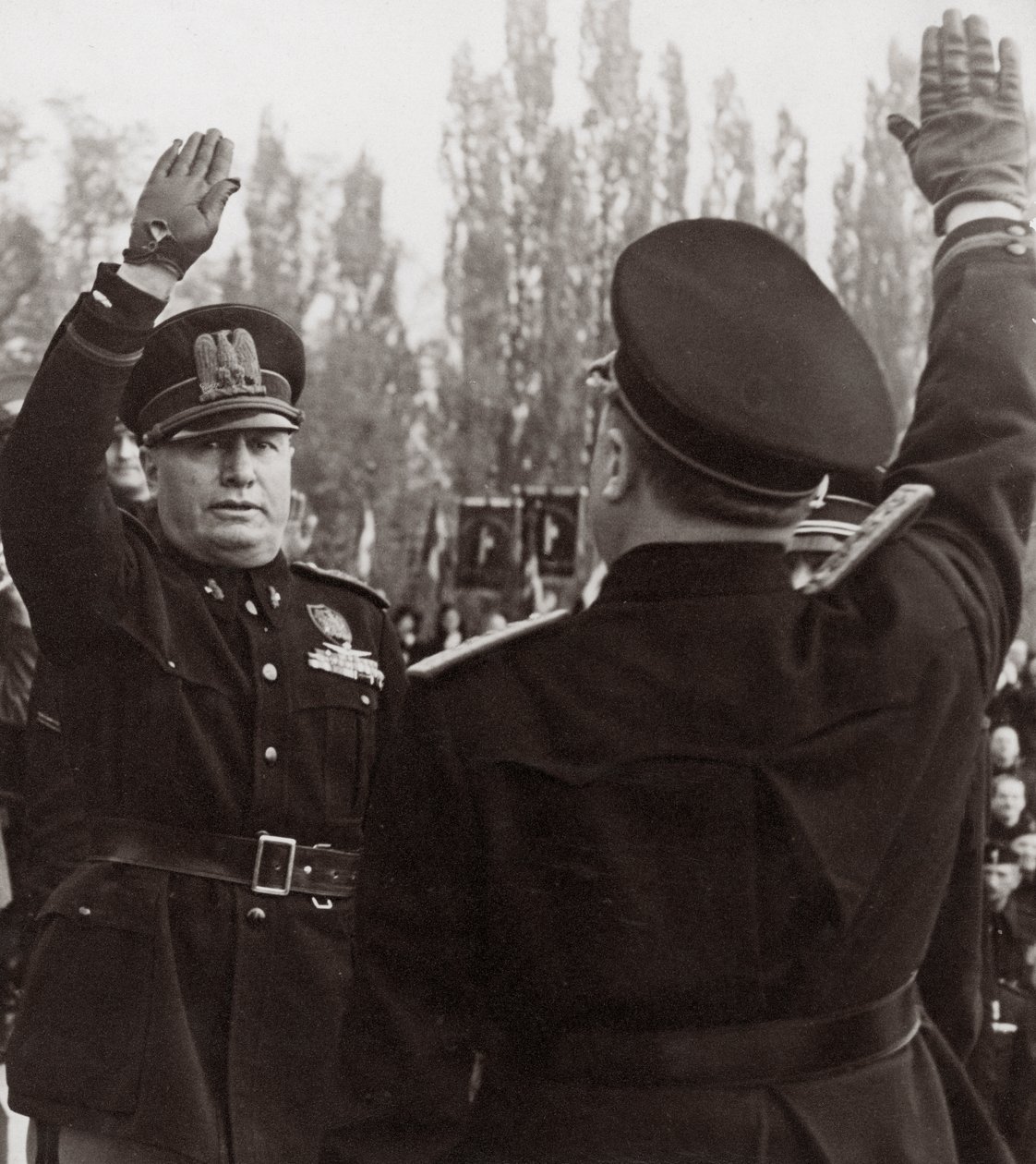 Benito Mussolini eert een fascistische ambtenaar met een groet door Achille Villani