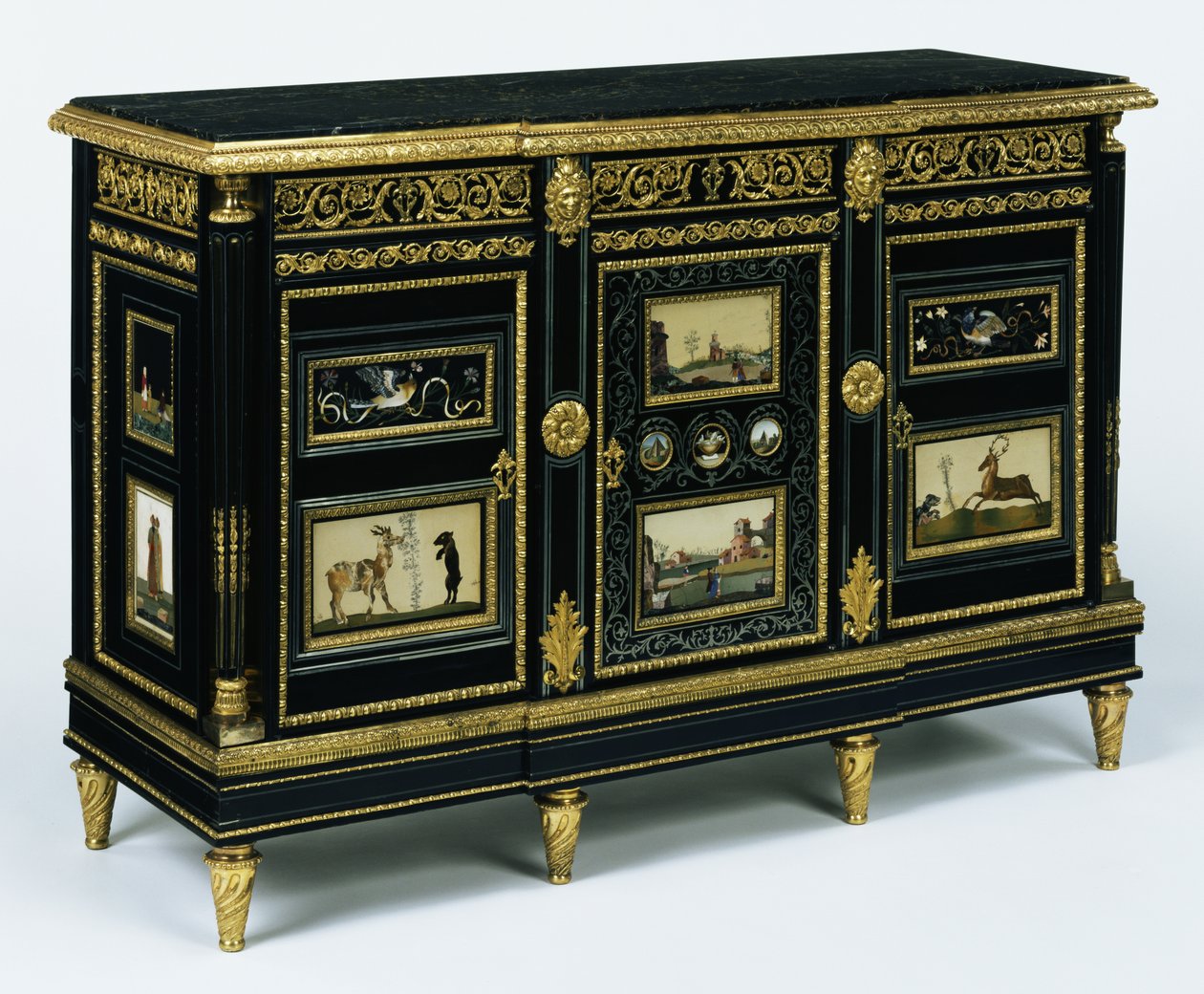 Een van een paar kasten gemonteerd met laat 17e-eeuwse pietra dura panelen, c.1785 door Adam Weisweiler