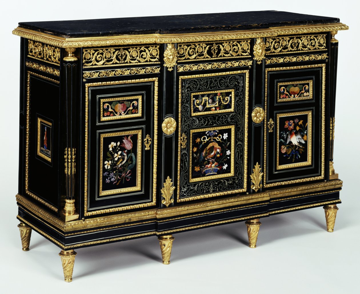 Een van een paar kasten met laat 17e-eeuwse pietra dura panelen, ca. 1810 door Adam Weisweiler