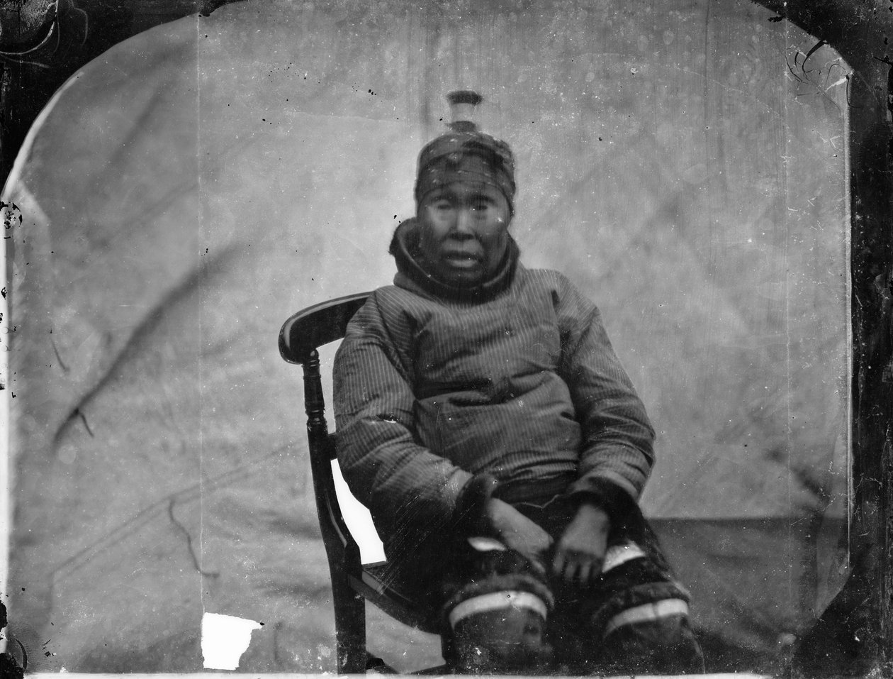 Een oudere Inuk-vrouw zittend in een stoel door Admiral Edward Augustus Inglefield