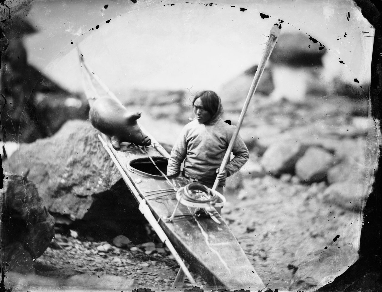 Inuit man met een kajak door Admiral Edward Augustus Inglefield