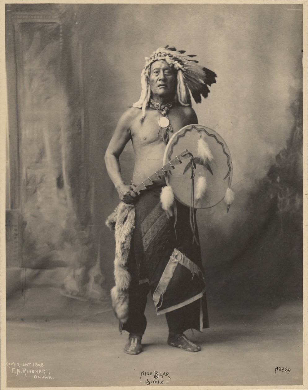[High Bear, van het Oceti Sakowin Oyate].
 door Adolph F. Muhr