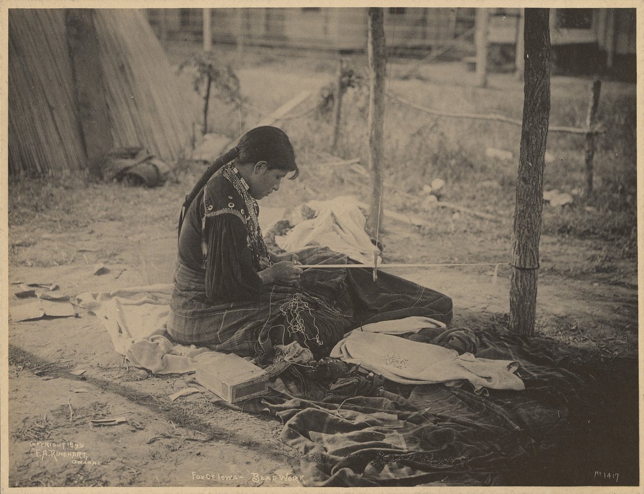 [Vrouw van de Meskwaki Natie bezig met kralenwerk].
 door Adolph F. Muhr