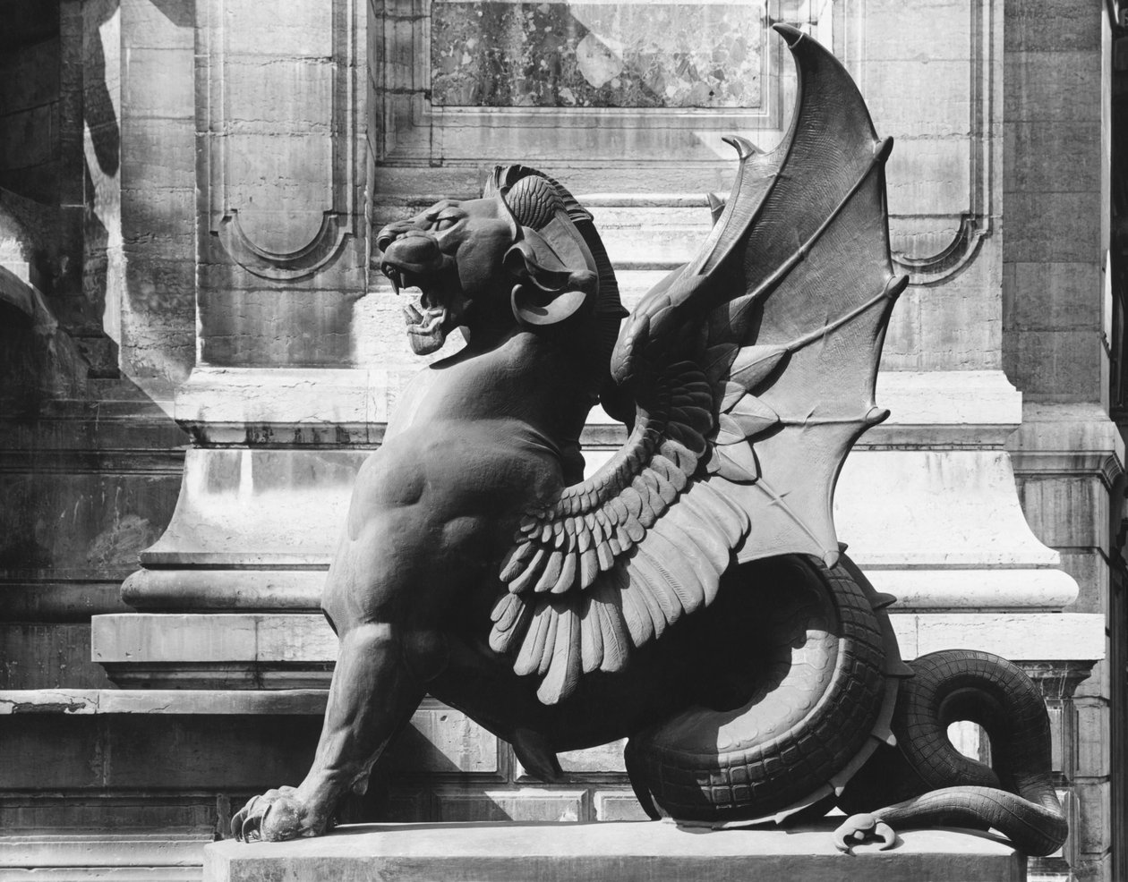 Chimaera van de St. Michel fontein, Parijs, c.1860 door Adolphe Giraudon