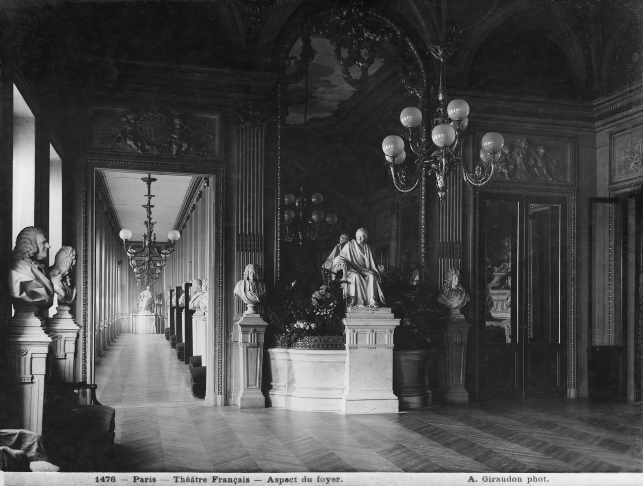 Comédie Française, uitzicht op de foyer, voor 1902 door Adolphe Giraudon
