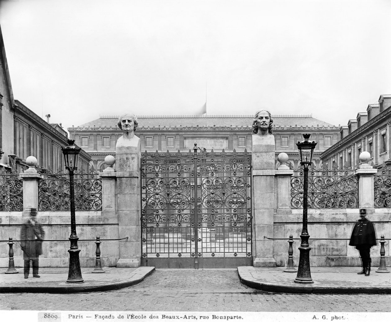 Ecole Nationale Superieure des Beaux-Arts, rue Bonaparte, c.1890-99 door Adolphe Giraudon
