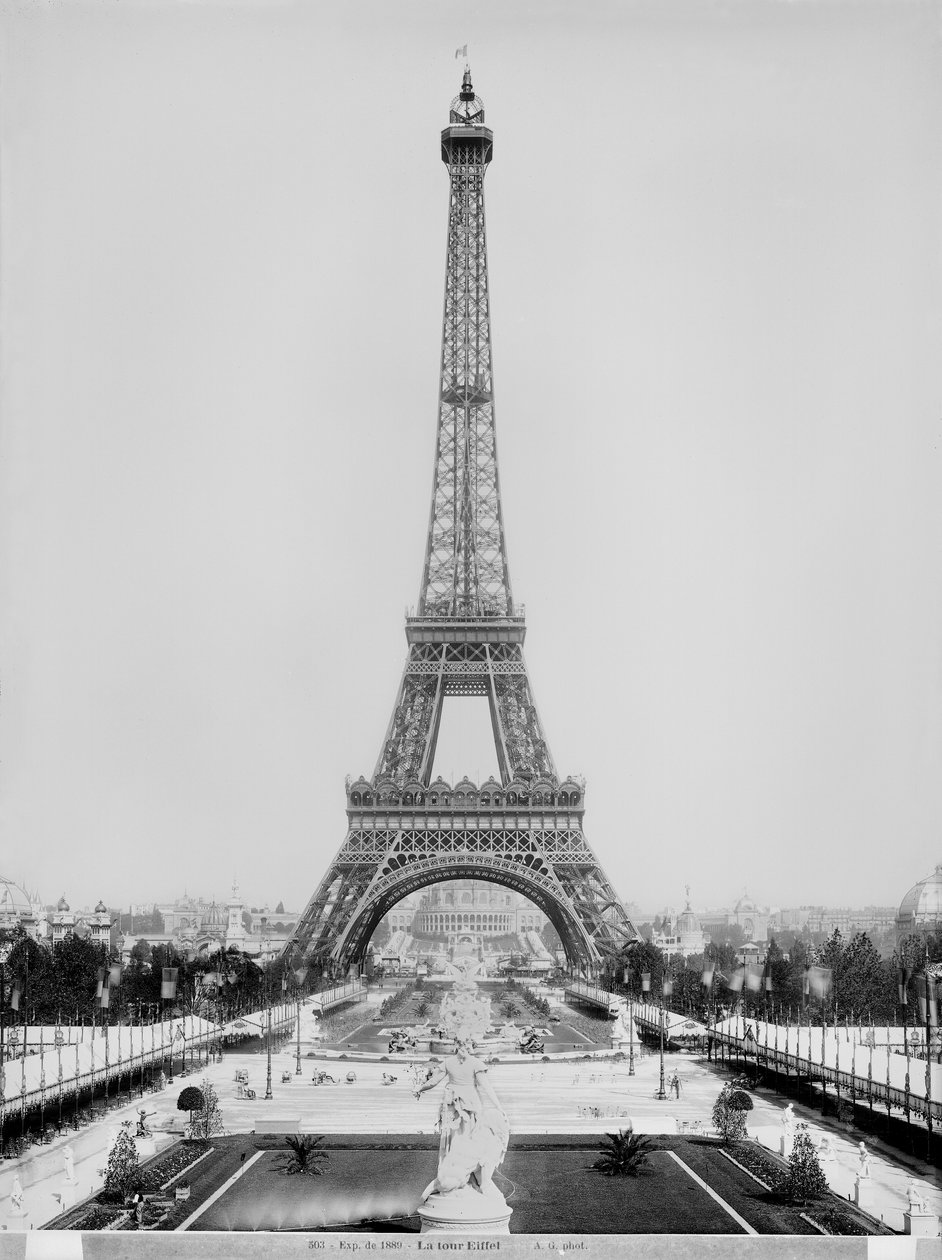De Eiffeltoren gefotografeerd tijdens de Wereldtentoonstelling van 1889 in Parijs, architect Gustave Eiffel door Adolphe Giraudon