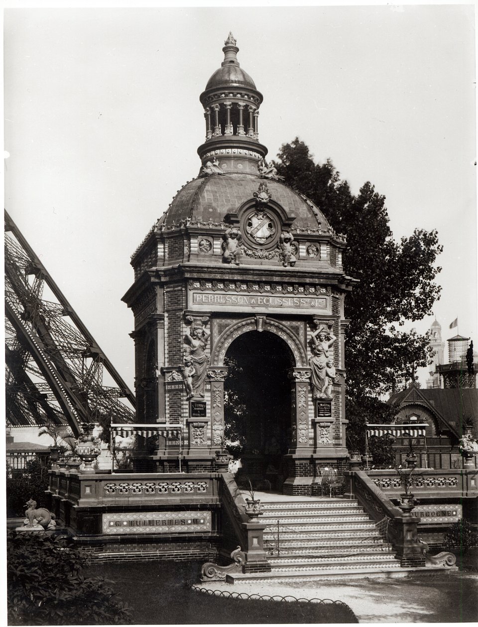 Het Paviljoen Perrusson op de Wereldtentoonstelling van 1889 in Parijs door Adolphe Giraudon