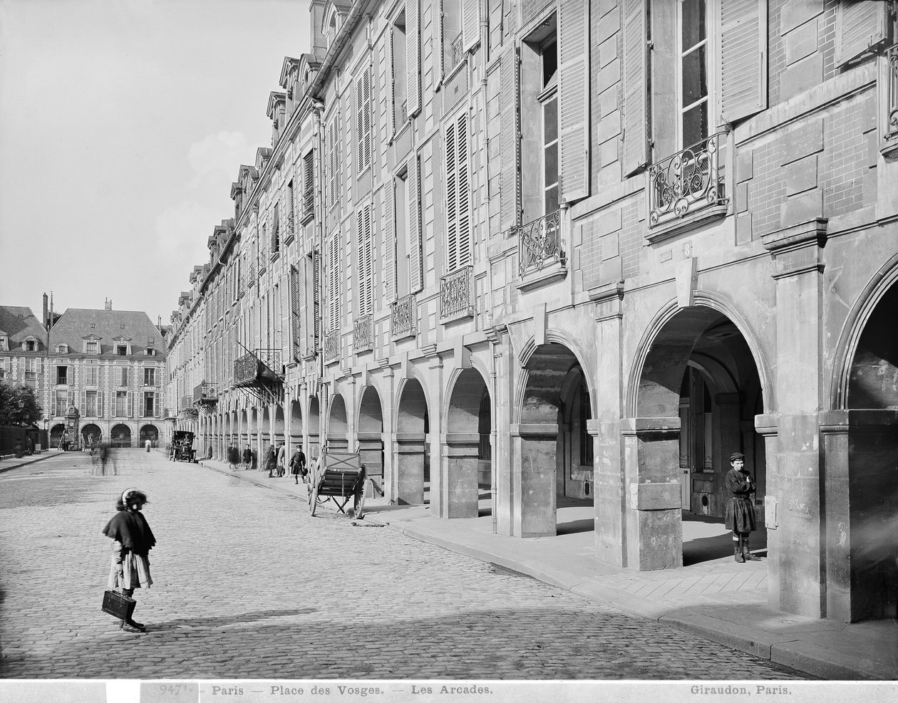 Uitzicht op de arcade van Place des Vosges, c.1890-99 door Adolphe Giraudon
