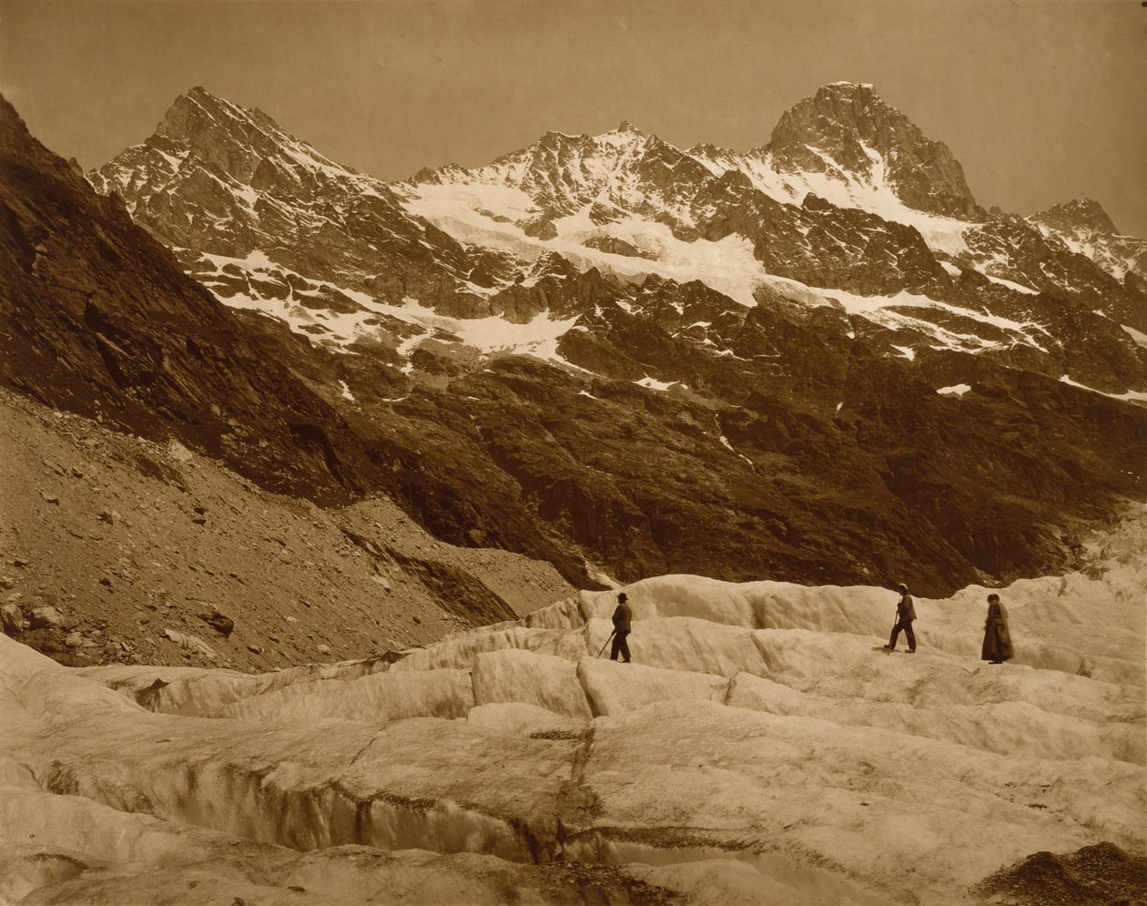Alpenlandschap, drie wandelaars op een gletsjer, 1860s door Adolphe Braun