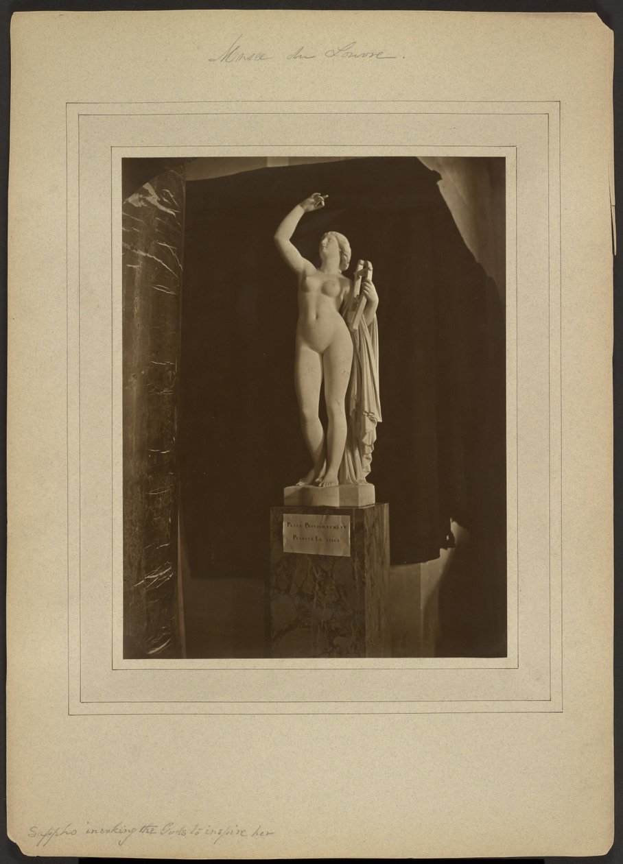 [Sappho roept de goden aan om haar te inspireren, door Pradier / Musée du Louvre] door Adolphe Braun