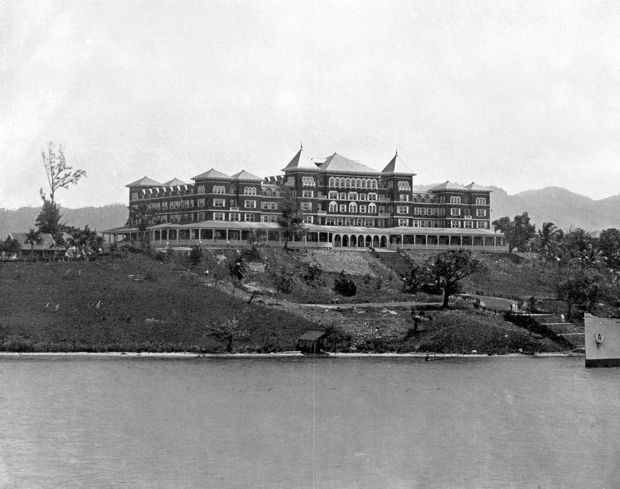 Titchfield Hotel, Port Antonio, Jamaica door Adolphe Duperly and Son