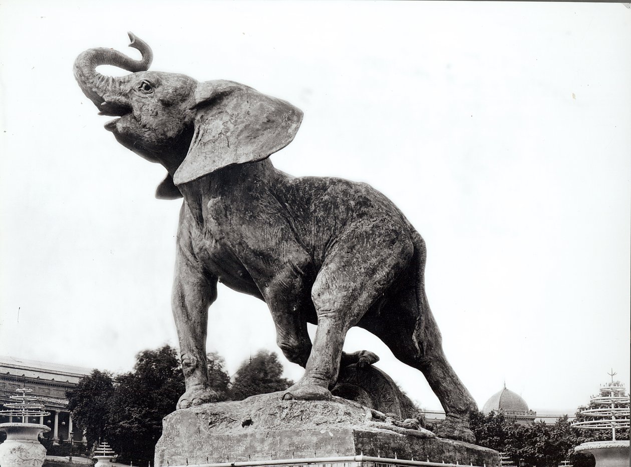 Jonge olifant gevangen in een val (1878) door Emmanuel Fremiet (1824-1910) voor het Trocadero Paleis, gebouwd voor de Wereldtentoonstelling (1878), Parijs, 1888 door Adolphe Giraudon