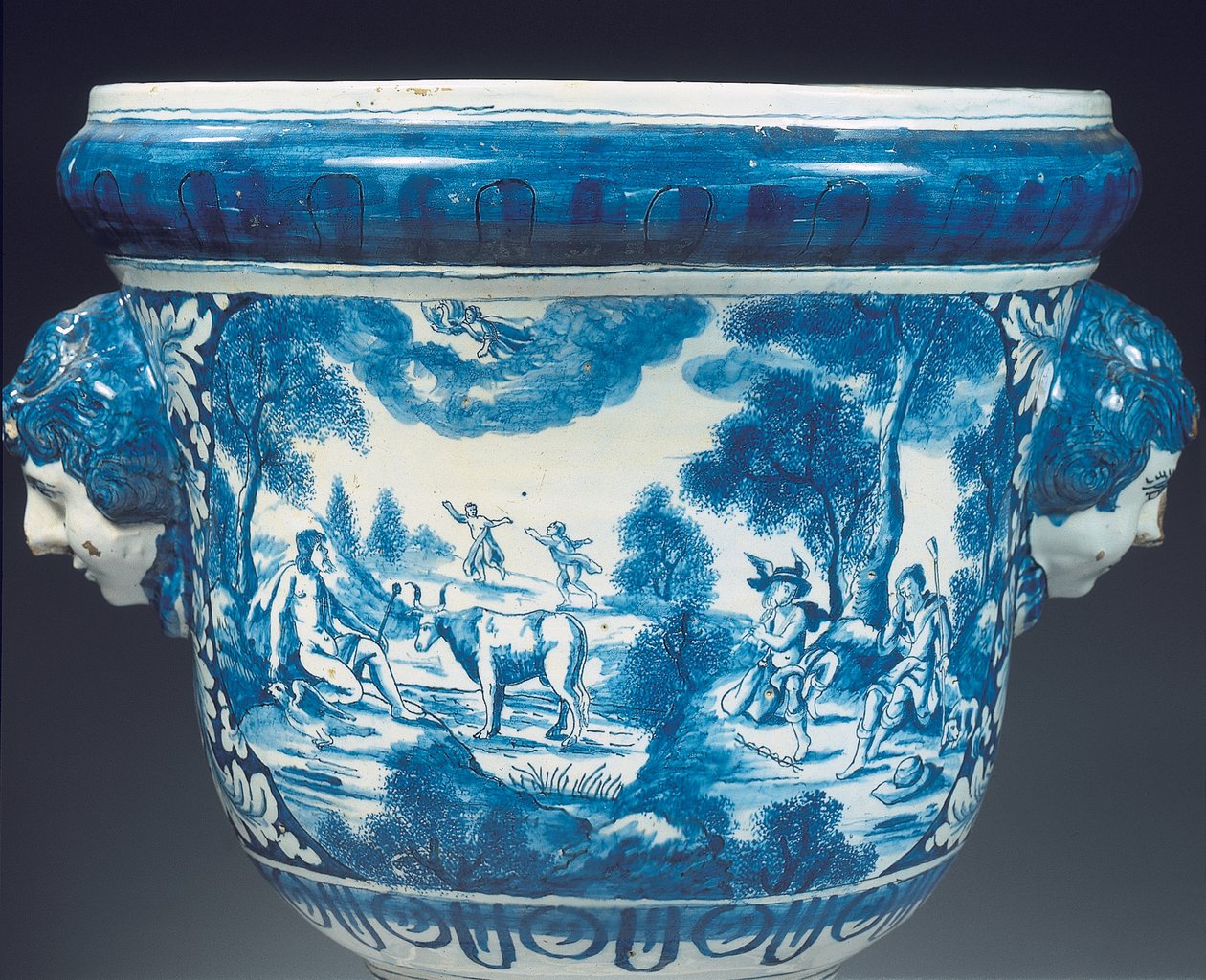 Achterkant detail van grote Delftse blauw-witte mythologische tuinvaas in de Barokstijl, ca. 1700 door Adriaen (fl.1868 d.1701) (attr.to) Kocks