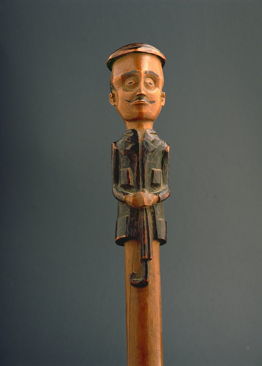 Stok met een figuur van een Europese man met een pet en een paraplu, Ovimbundu, Angola, eind 19e eeuw door African