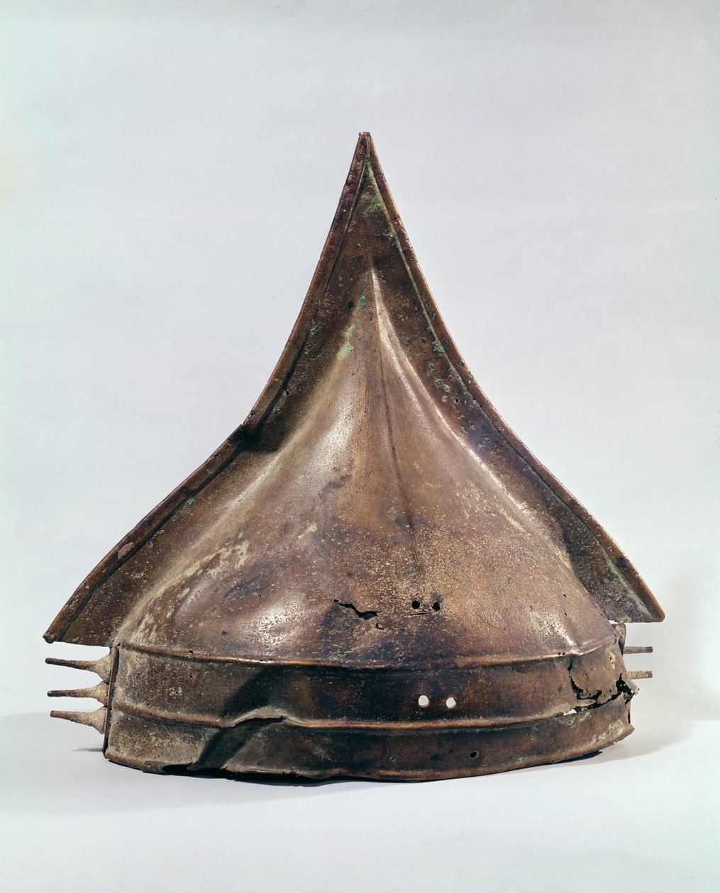Helm, uit Armancourt door Age Bronze