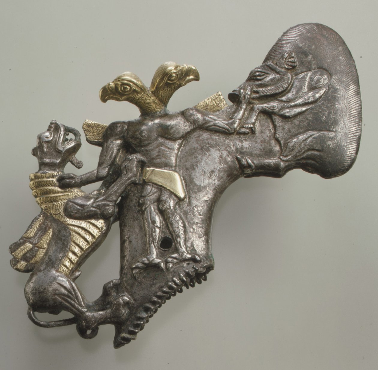 Schachtgatbijl met vogelkopdemon, everzwijn en draak, c. laat 3e–vroeg 2e millennium v.Chr. door Age Bronze