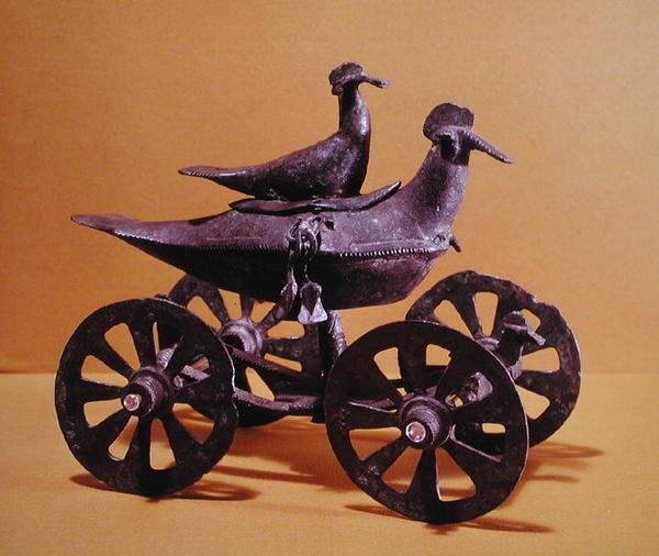 Votiefwagen in de vorm van twee vogels, uit Glasinac nabij Sarajevo door Iron Age
