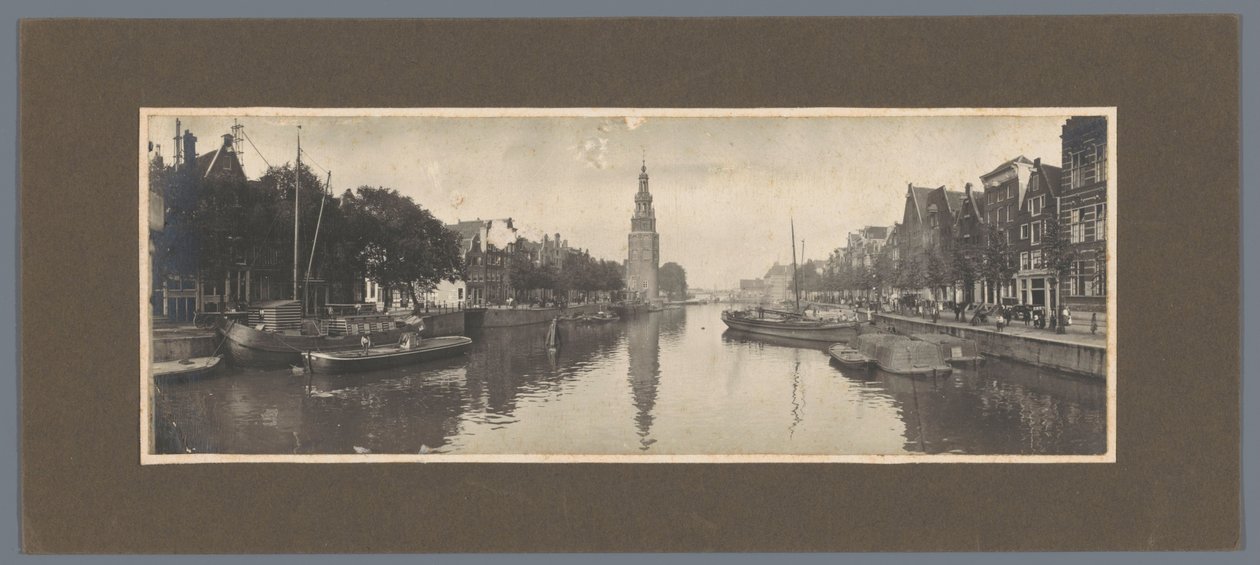 Gezicht op de Oude Schans en de Montelbaanstoren, gezien richting het IJ, Amsterdam door Alb. Kapteijn (attributed to)
