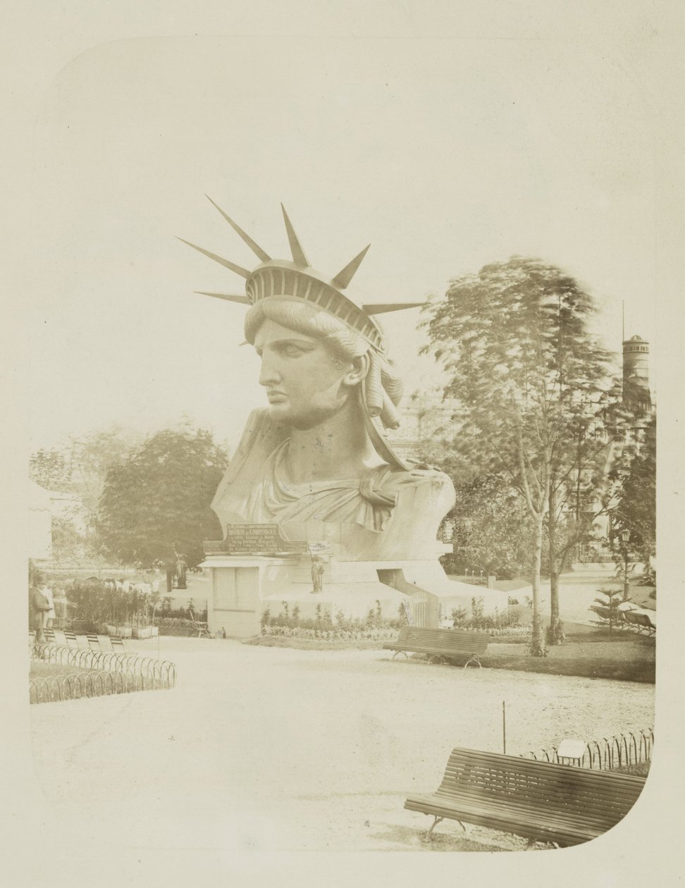 Hoofd van het Vrijheidsbeeld tentoongesteld in een park in Parijs, 1883 door Albert Fernique