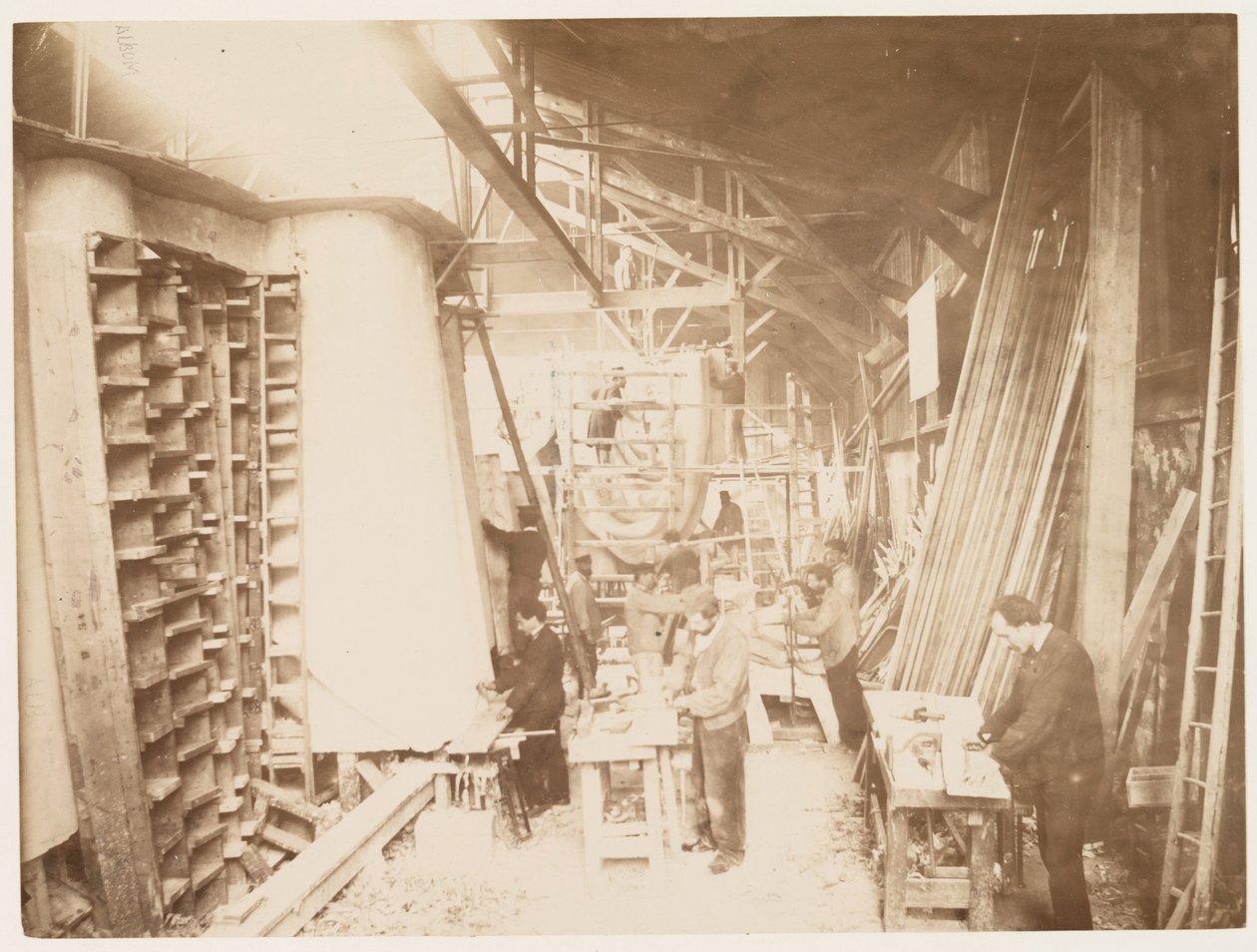 Mannen aan het werk tijdens de bouw van het Vrijheidsbeeld, Parijs door Albert Fernique