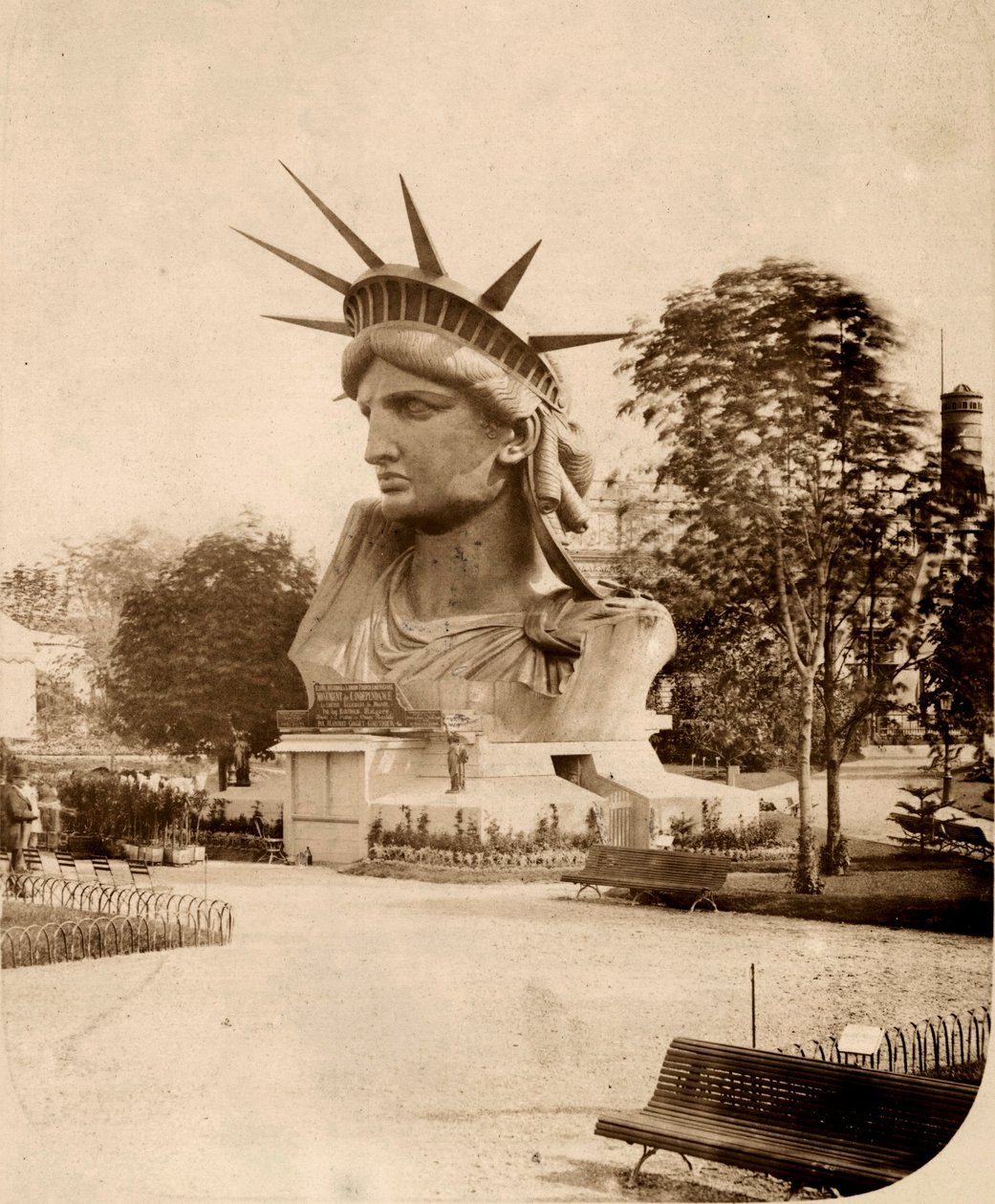 Het hoofd van het Vrijheidsbeeld tentoongesteld in Parijs, 1883 door Albert Fernique