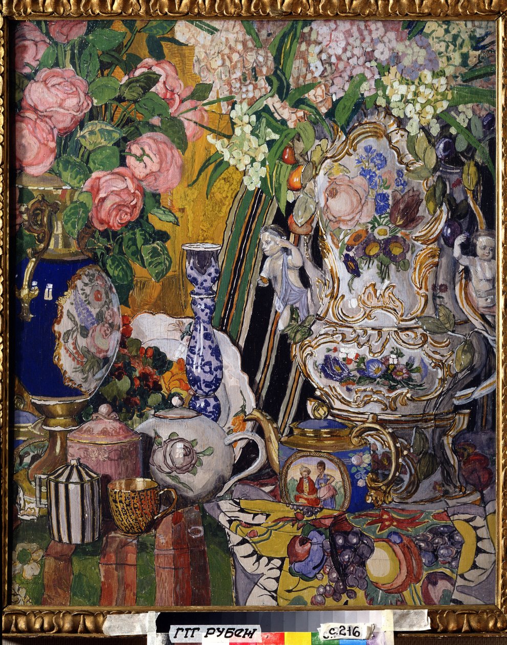 Stilleven met bloemen en porselein door Aleksandr Jakovlevic Golovin