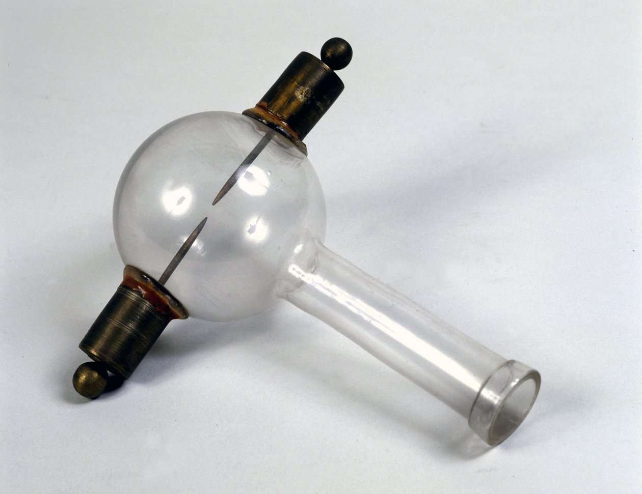 Het elektrische geweer van Alessandro Volta gebruikt om methaan te ontsteken. Museum voor Wetenschap en Technologie, Milaan door Alessandro Volta