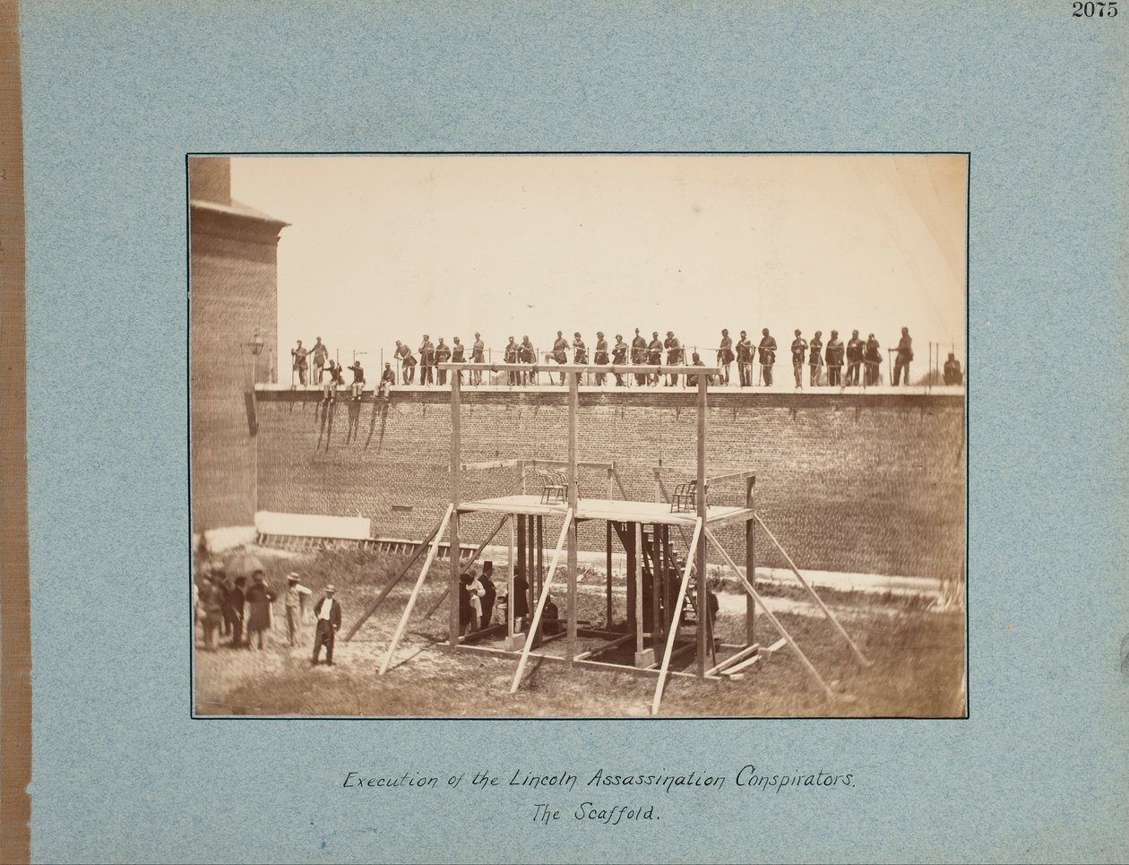 Executie van de samenzweerders van de moord op Lincoln. Het schavot. door Alexander Gardner