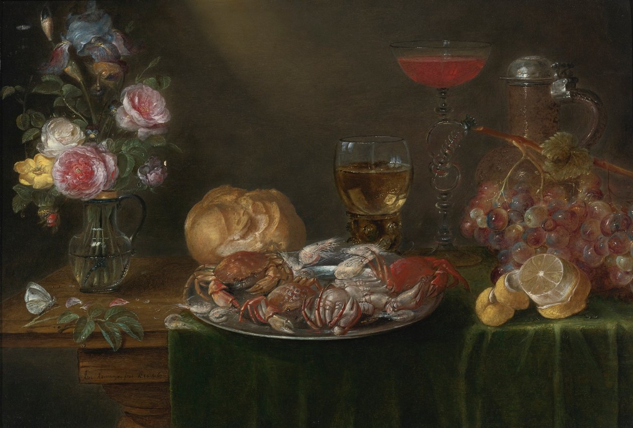 Stilleven met een vaas met bloemen, een tinnen bord met krabben en garnalen, wijnglazen, een kruik, druiven en een citroen door Alexander Adriaenssen