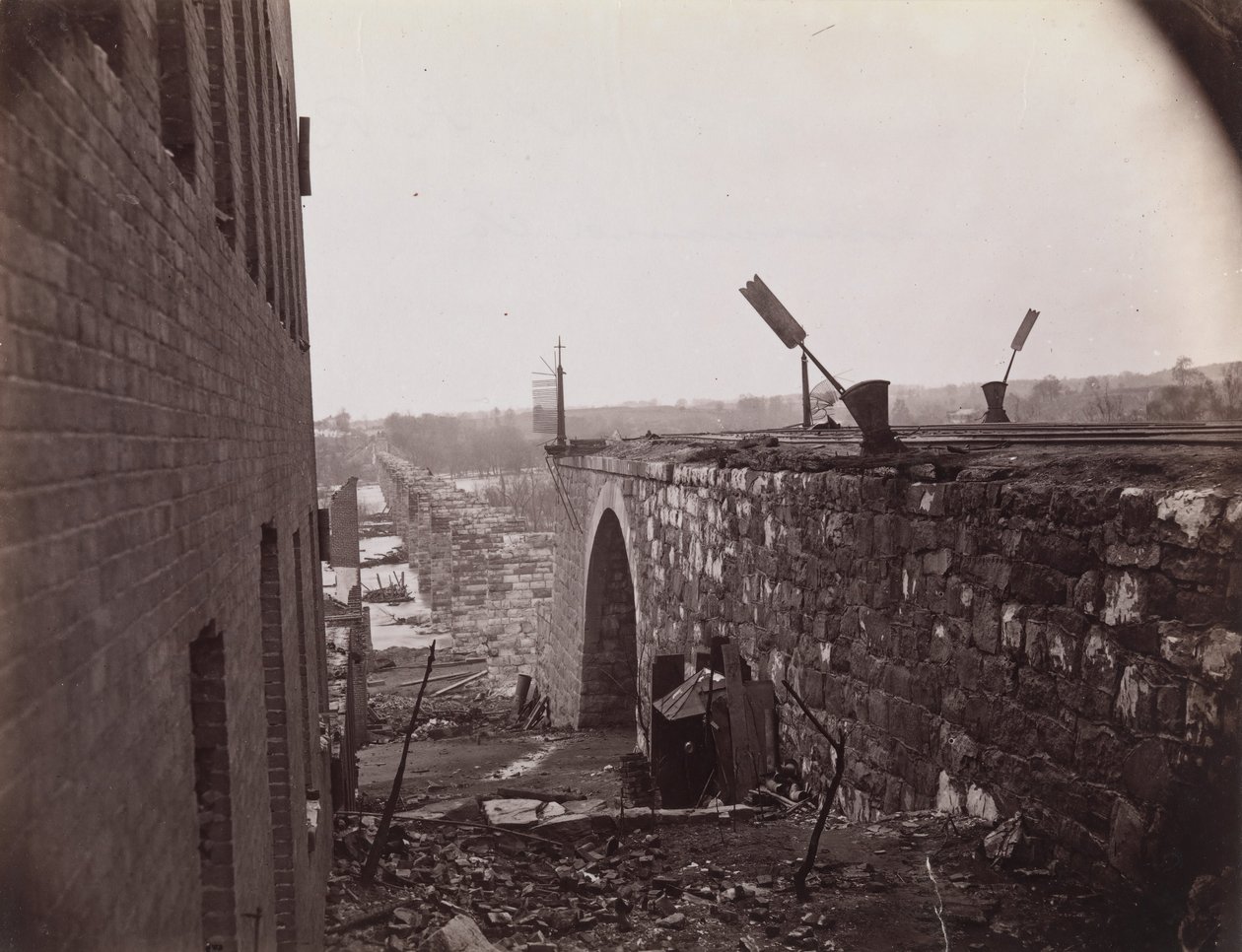 Ruïnes van de Richmond & Petersburg Spoorwegbrug, Richmond, Virginia, ca. 1865 door Alexander Gardner