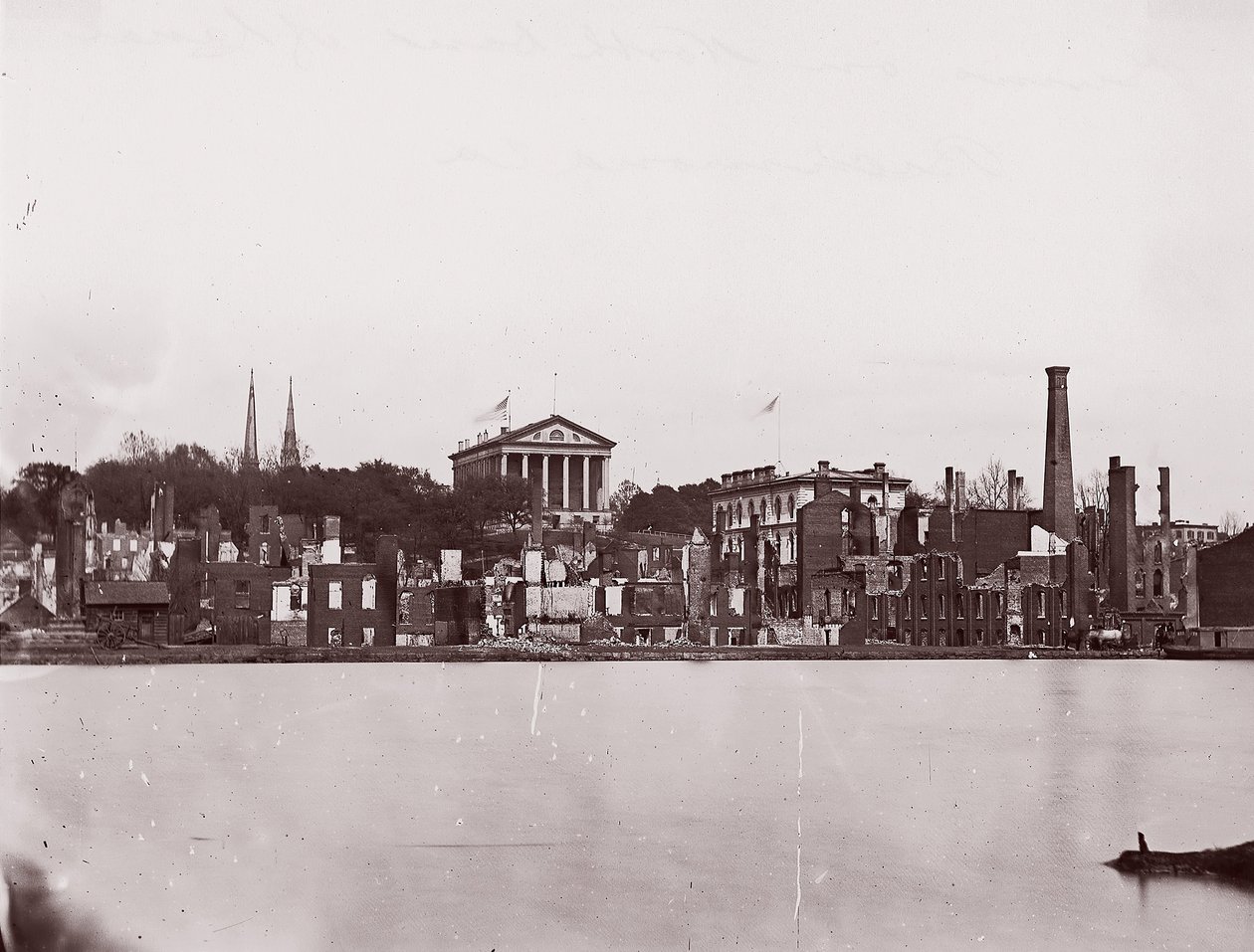Ruïnes aan de noordelijke oever van het kanaal, Richmond, 1865 door Alexander Gardner