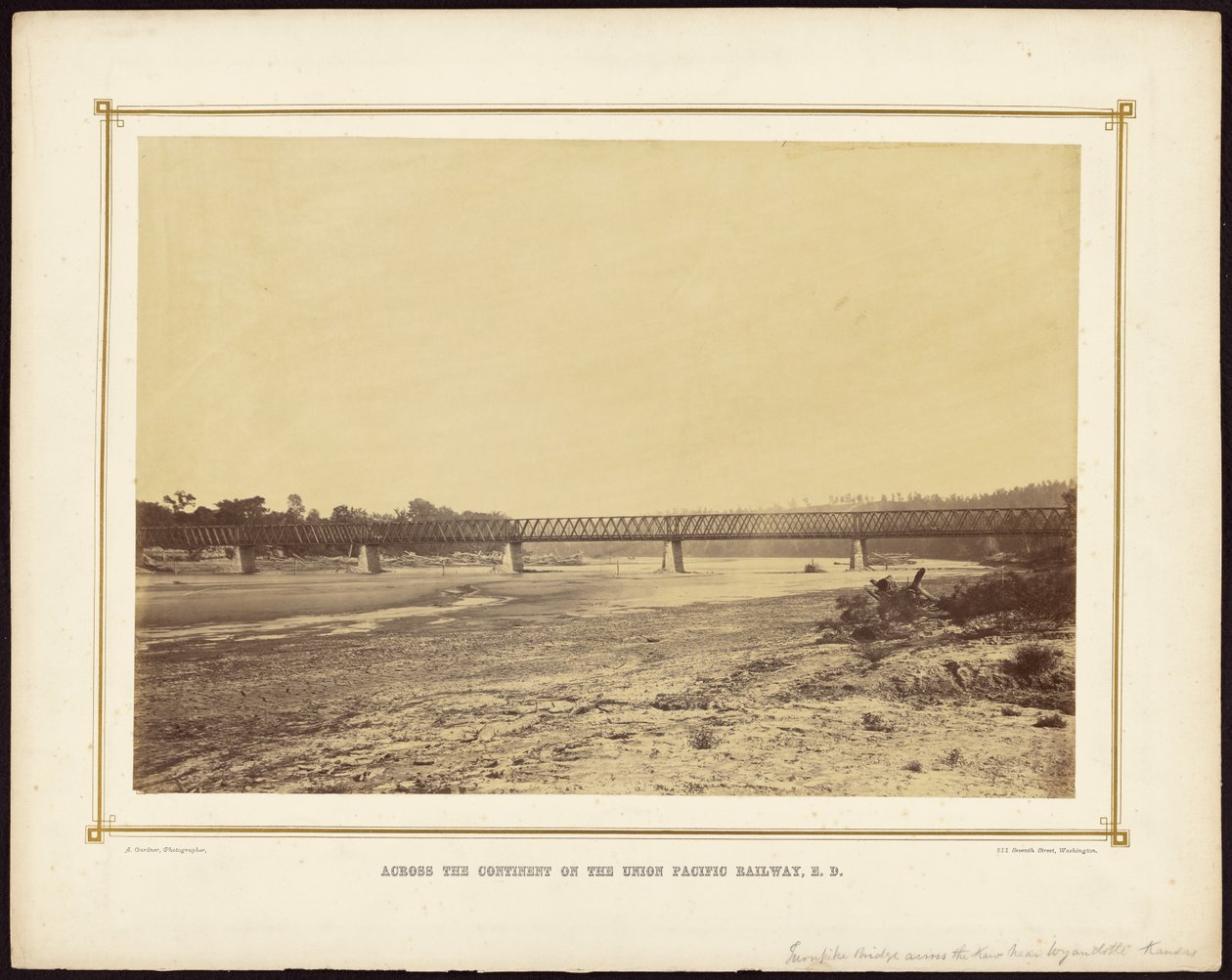 [Turnpike Bridge over de Kaw River bij Wyandotte, Kansas]. door Alexander Gardner