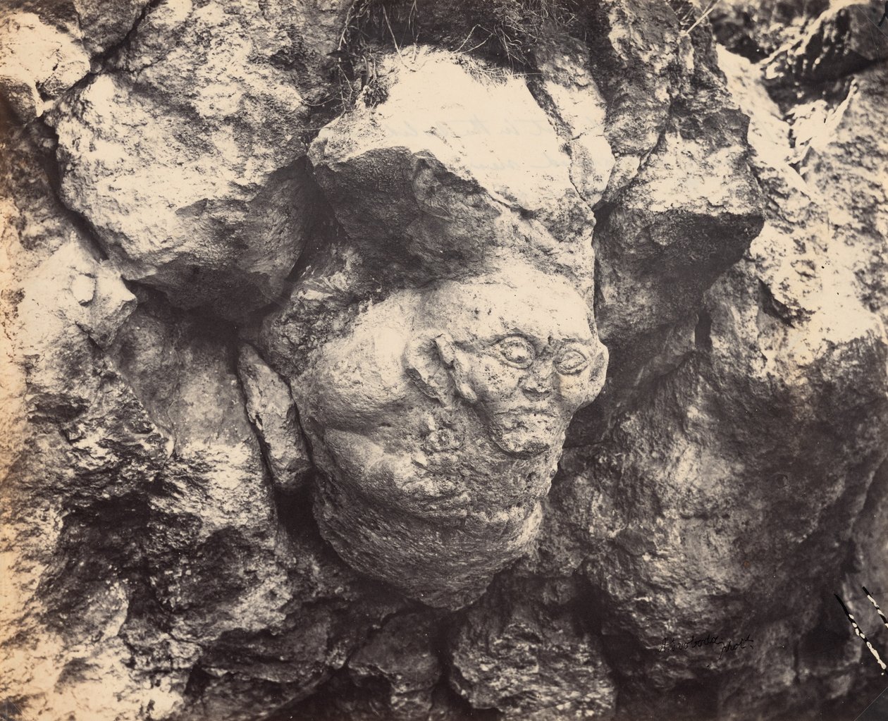 Gigantisch hoofd in massief gesteente, onlangs ontdekt bij Smyrna aan de ingang van een grot,1866 (foto) door Alexander Sandor Svoboda