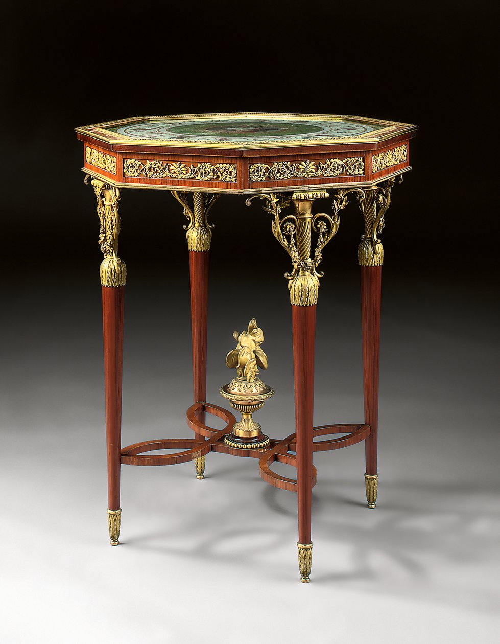 Een Louis XVI stijl gueridon door Alfred Emmanuel Louis Beurdeley